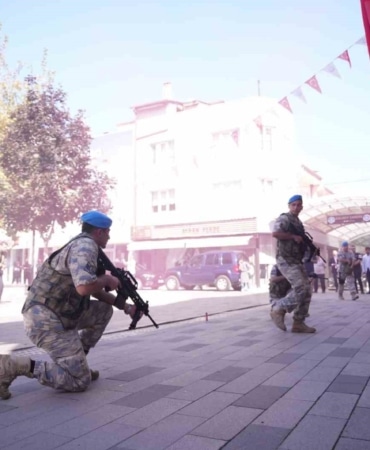 YENİŞEHİR’İN DÜŞMAN İŞGALİNDEN KURTULUŞUNUN 104’ÜNCÜ YIL DÖNÜMÜ, DÜZENLENEN TÖREN VE ETKİNLİKLERLE KUTLANDI. YENİŞEHİR BELEDİYE BAŞKANI ERCAN ÖZEL DÖNEMİN "ŞEHR-ÜL EMİN"İ OLARAK TARİHİ BELEDİYE BİNASI’NIN BALKONUNDAN 1920’LERİN DİLİNE UYGUN HAZIRLANAN KONUŞMAYLA HALKA SESLENDİ.