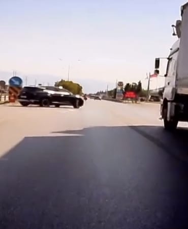 MOTOSİKLET SÜRÜCÜSÜNÜN BÜYÜK BİR TEHLİKE ATLATTIĞI KAZADA, YAŞANANLAR KASK KAMERASINA SANİYE SANİYE YANSIDI.