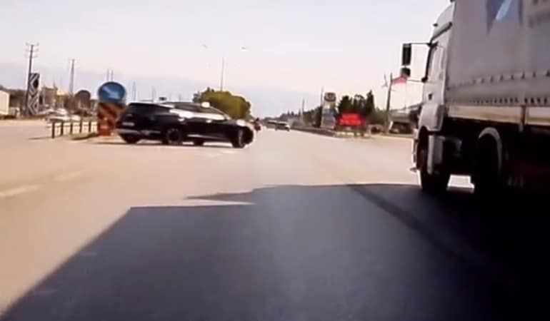 MOTOSİKLET SÜRÜCÜSÜNÜN BÜYÜK BİR TEHLİKE ATLATTIĞI KAZADA, YAŞANANLAR KASK KAMERASINA SANİYE SANİYE YANSIDI.