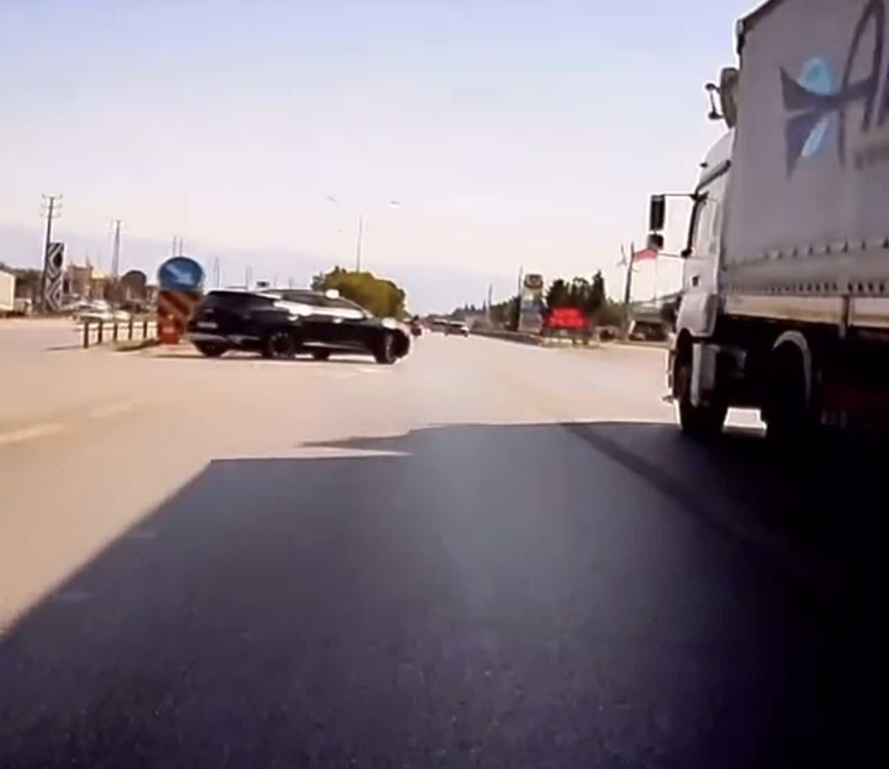 MOTOSİKLET SÜRÜCÜSÜNÜN BÜYÜK BİR TEHLİKE ATLATTIĞI KAZADA, YAŞANANLAR KASK KAMERASINA SANİYE SANİYE YANSIDI.