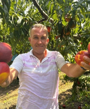 TÜRKİYE'NİN ŞEFTALİ VE NEKTARİN ÜRETİMİNDE ÖNDE GELEN MERKEZLERİNDEN BURSA'NIN GÜRSU İLÇESİNDE, GEÇ DÖNEM NEKTARİN TARLADA KİLOSU 30-40 LİRADAN ALICI BULARAK ÜRETİCİNİN YÜZÜNÜ GÜLDÜRDÜ.