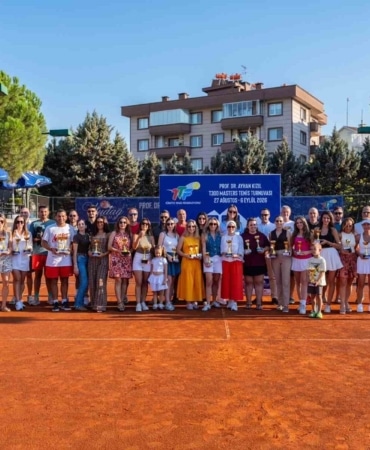 ULUDAĞ PREMİUM ANA SPONSORLUĞUNDA BU YIL 8'İNCİSİ GERÇEKLEŞTİRİLEN 'PROF. DR. AYHAN KIZIL T300 MASTERS TENİS TURNUVASI', 27 AĞUSTOS-6 EYLÜL 2026 TARİHLERİ ARASINDA BURSA PODYUM TENİS KULÜBÜ KORTLARINDA DÜZENLENEN NEFES KESEN FİNAL MÜSABAKALARI VE COŞKULU KUPA TÖRENİYLE SONA ERDİ.