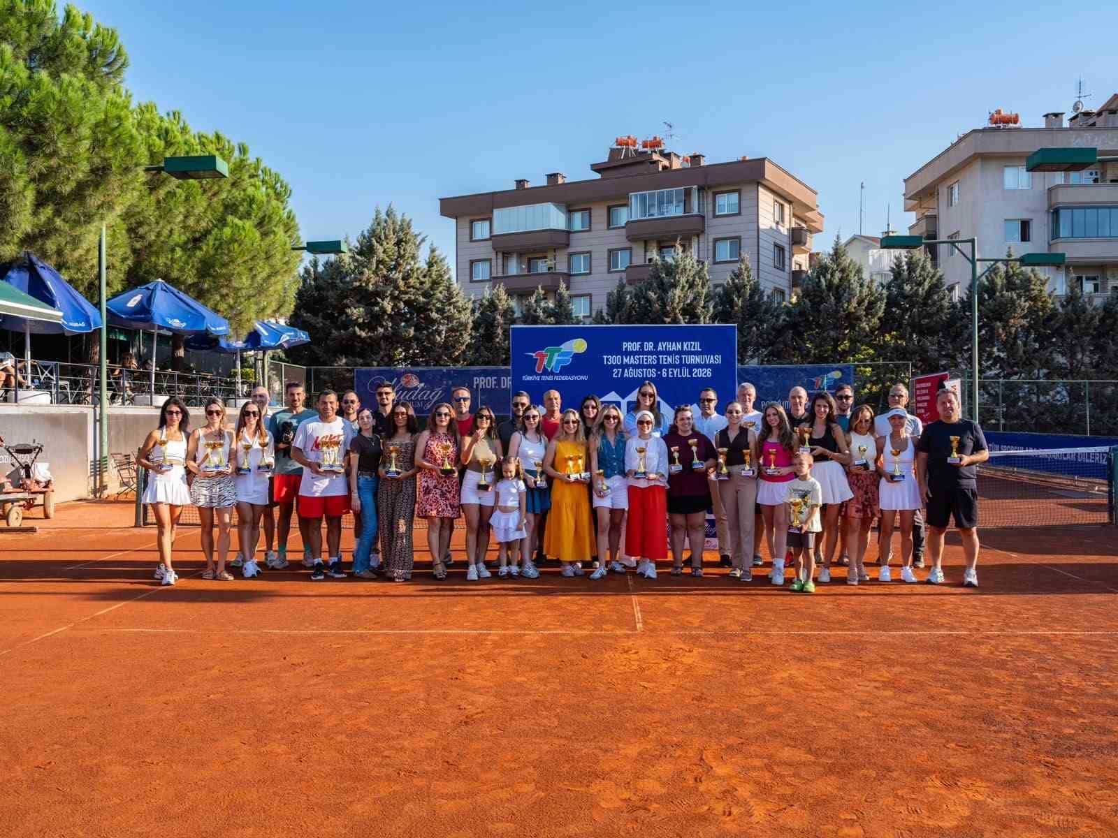 ULUDAĞ PREMİUM ANA SPONSORLUĞUNDA BU YIL 8'İNCİSİ GERÇEKLEŞTİRİLEN 'PROF. DR. AYHAN KIZIL T300 MASTERS TENİS TURNUVASI', 27 AĞUSTOS-6 EYLÜL 2026 TARİHLERİ ARASINDA BURSA PODYUM TENİS KULÜBÜ KORTLARINDA DÜZENLENEN NEFES KESEN FİNAL MÜSABAKALARI VE COŞKULU KUPA TÖRENİYLE SONA ERDİ.