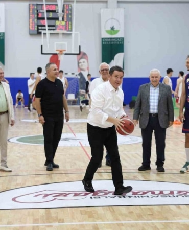 OSMANGAZİ BELEDİYESİ’NİN EV SAHİPLİĞİNDE DÜZENLENEN 18. FİNAL BASKETBOL TURNUVASI, DİKKALDIRIM SPOR SALONU’NDA GERÇEKLEŞTİRİLDİ.
