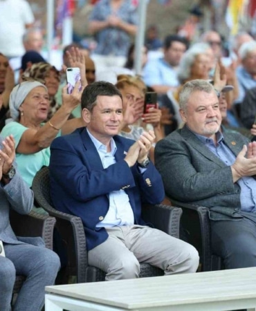 OSMANGAZİ BELEDİYESİ’NİN BU YIL 25’İNCİSİNİ DÜZENLEDİĞİ "OSMANGAZİ SİYAH İNCİR FESTİVALİ", GÜNDOĞDU MESİRE ALANI’NDA BİNLERCE VATANDAŞIN KATILIMIYLA RENKLİ GÖRÜNTÜLERE SAHNE OLDU. BURSA’NIN DÜNYACA ÜNLÜ SİYAH İNCİRİNİN TANITILDIĞI FESTİVALDE GÖSTERİLER VE KONSERLER DÜZENLENİRKEN, ÜRETİCİLERİN EMEĞİ DE İNCİR YARIŞMASIYLA ÖDÜLLENDİRİLDİ. SİYAH İNCİR ÜRETİCİSİNİN DESTEKLENMESİ ÇAĞRISI YAPAN OSMANGAZİ BELEDİYE BAŞKANI ERKAN AYDIN, ÜRETİCİLERİN SORUNLARINA DİKKAT ÇEKEREK "ÖNEMLİ OLAN ÇİFTÇİYİ TOPRAKTAN, TARIMDAN KOPARTMAMAK" MESAJINI VERDİ.