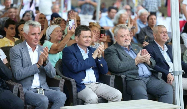 OSMANGAZİ BELEDİYESİ’NİN BU YIL 25’İNCİSİNİ DÜZENLEDİĞİ "OSMANGAZİ SİYAH İNCİR FESTİVALİ", GÜNDOĞDU MESİRE ALANI’NDA BİNLERCE VATANDAŞIN KATILIMIYLA RENKLİ GÖRÜNTÜLERE SAHNE OLDU. BURSA’NIN DÜNYACA ÜNLÜ SİYAH İNCİRİNİN TANITILDIĞI FESTİVALDE GÖSTERİLER VE KONSERLER DÜZENLENİRKEN, ÜRETİCİLERİN EMEĞİ DE İNCİR YARIŞMASIYLA ÖDÜLLENDİRİLDİ. SİYAH İNCİR ÜRETİCİSİNİN DESTEKLENMESİ ÇAĞRISI YAPAN OSMANGAZİ BELEDİYE BAŞKANI ERKAN AYDIN, ÜRETİCİLERİN SORUNLARINA DİKKAT ÇEKEREK "ÖNEMLİ OLAN ÇİFTÇİYİ TOPRAKTAN, TARIMDAN KOPARTMAMAK" MESAJINI VERDİ.