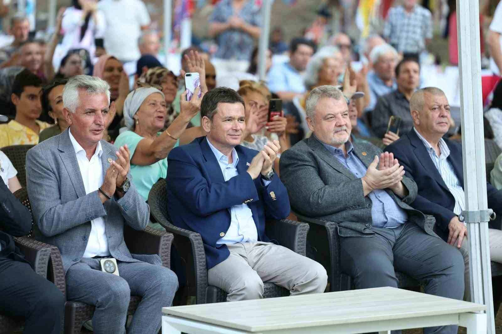 OSMANGAZİ BELEDİYESİ’NİN BU YIL 25’İNCİSİNİ DÜZENLEDİĞİ "OSMANGAZİ SİYAH İNCİR FESTİVALİ", GÜNDOĞDU MESİRE ALANI’NDA BİNLERCE VATANDAŞIN KATILIMIYLA RENKLİ GÖRÜNTÜLERE SAHNE OLDU. BURSA’NIN DÜNYACA ÜNLÜ SİYAH İNCİRİNİN TANITILDIĞI FESTİVALDE GÖSTERİLER VE KONSERLER DÜZENLENİRKEN, ÜRETİCİLERİN EMEĞİ DE İNCİR YARIŞMASIYLA ÖDÜLLENDİRİLDİ. SİYAH İNCİR ÜRETİCİSİNİN DESTEKLENMESİ ÇAĞRISI YAPAN OSMANGAZİ BELEDİYE BAŞKANI ERKAN AYDIN, ÜRETİCİLERİN SORUNLARINA DİKKAT ÇEKEREK "ÖNEMLİ OLAN ÇİFTÇİYİ TOPRAKTAN, TARIMDAN KOPARTMAMAK" MESAJINI VERDİ.