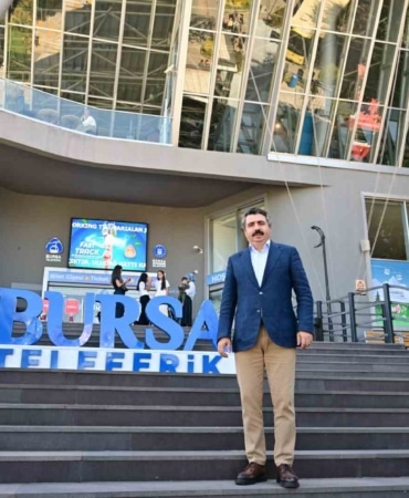 BURSA'DA YILDIRIM BELEDİYESİ, İLÇEDEKİ 4 BİN KADIN VE ÇOCUĞU TELEFERİKLE ULUDAĞ’A ÇIKARARAK UNUTULMAZ BİR GÜN YAŞATACAK. YILDIRIM BELEDİYE BAŞKANI OKTAY YILMAZ; YILDIRIM’I KADINLARIN KENDİLERİNİ DAHA DEĞERLİ, DAHA GÜÇLÜ VE DAHA MUTLU HİSSETTİĞİ BİR ŞEHİR HALİNE GETİRMEK İÇİN ÇALIŞTIKLARINI İFADE ETTİ.