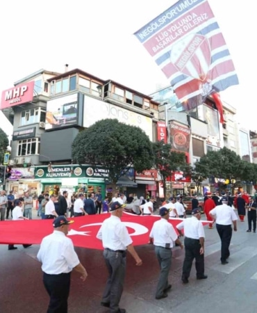 İNEGÖL’ÜN DÜŞMAN İŞGALİNDEN KURTULUŞUNUN 104. YIL DÖNÜMÜ KUTLAMALARI, GÖRKEMLİ BİR KORTEJLE TAÇLANDI. BAYRAĞINI ALANIN MEYDANA İNDİĞİ ETKİNLİKTE, TARİHİ İNEGÖL MEHTERİ ÖNCÜLÜĞÜNDE ESKİ BELEDİYE BİNASI ÖNÜNDEN BAŞLAYAN YÜRÜYÜŞ, HEYKEL BÖLGESİNDE DÜZENLENEN BANDO GÖSTERİSİYLE TAMAMLANDI.