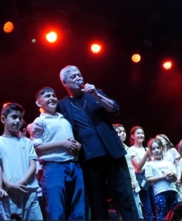 BURSA'NIN YENİŞEHİR İLÇESİNDE BU YIL 11’İNCİSİ DÜZENLENEN ULUSLARARASI ALTIN BİBER FESTİVALİ KAPSAMINDA SAHNE ALAN CENGİZ KURTOĞLU, MİNİK HAYRANLARINI SAHNEYE DAVET EDİNCE BEKLENMEDİK OLAY KARŞISINDA ŞOK OLDU.