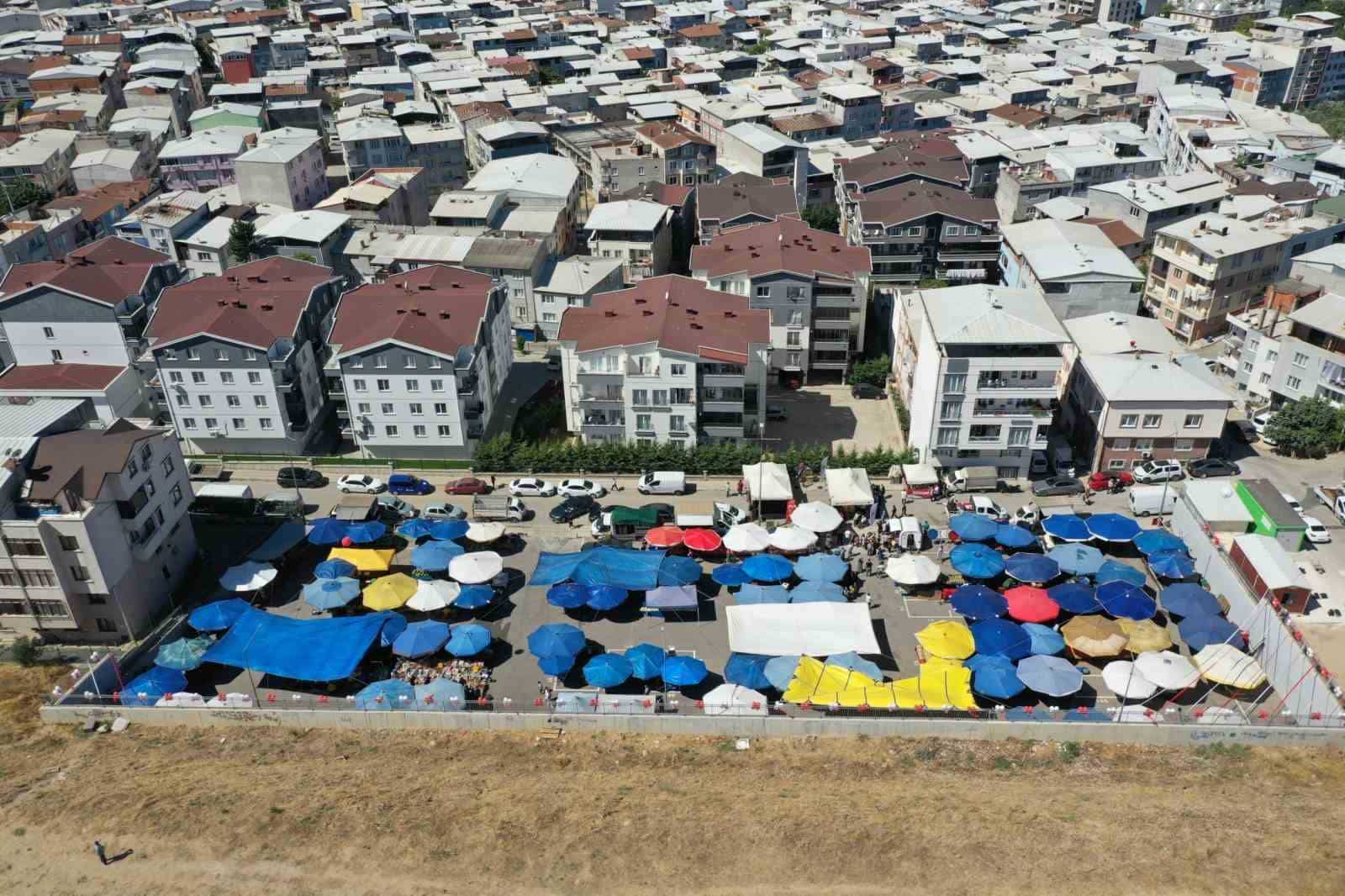 OSMANGAZİ’DE YAŞAYAN VATANDAŞLARIN MUTLU, HUZURLU VE KONFORLU BİR ŞEKİLDE ALIŞVERİŞ YAPABİLMESİ İÇİN İLÇEDEKİ PAZAR ALANLARININ SAYISINI HER GEÇEN GÜN ARTIRAN OSMANGAZİ BELEDİYESİ, BİR PAZAR ALANINI DAHA HİZMETE AÇTI.