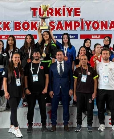 BURSA'NIN MUSTAFAKEMALPAŞA İLÇESİNDE KİCK BOKS SPORUNA KAZANDIRDIĞI YENİ YETENEKLERLE DİKKAT ÇEKEN GİZEM YILDIZ, İTALYA’NIN JESOLO KENTİNDE GERÇEKLEŞTİRİLECEK WAKO DÜNYA KİCK BOKS ŞAMPİYONASI’NDA MİLLÎ TAKIM ANTRENÖRÜ OLARAK GÖREV YAPACAK.