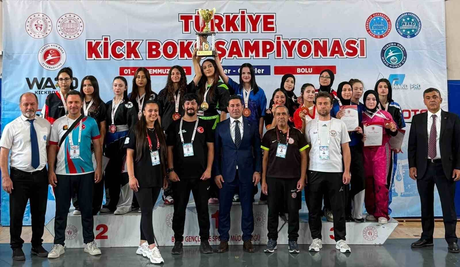 BURSA'NIN MUSTAFAKEMALPAŞA İLÇESİNDE KİCK BOKS SPORUNA KAZANDIRDIĞI YENİ YETENEKLERLE DİKKAT ÇEKEN GİZEM YILDIZ, İTALYA’NIN JESOLO KENTİNDE GERÇEKLEŞTİRİLECEK WAKO DÜNYA KİCK BOKS ŞAMPİYONASI’NDA MİLLÎ TAKIM ANTRENÖRÜ OLARAK GÖREV YAPACAK.