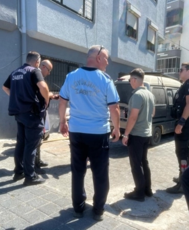 BURSA’DA SEYYAR SATICILARA YÖNELİK ZABITA DENETİMİ SIRASINDA ÇIKAN ARBEDEDE BİR ZABITA MEMURU YARALANDI.