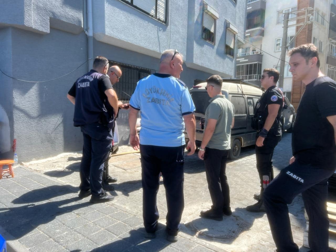 BURSA’DA SEYYAR SATICILARA YÖNELİK ZABITA DENETİMİ SIRASINDA ÇIKAN ARBEDEDE BİR ZABITA MEMURU YARALANDI.