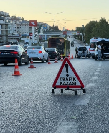 BURSA-MUDANYA YOLU GÜZELYALI GİRİŞ KÖPRÜ MEVKİİNDE MOTOSİKLETİN OTOMOBİLE ARKADAN ÇARPMASI SONUCU MEYDANA GELEN KAZADA 22 YAŞINDAKİ SÜRÜCÜ YARALANDI. YARALI, SAĞLIK EKİPLERİNİN MÜDAHALESİNİN ARDINDAN MUDANYA DEVLET HASTANESİ’NE KALDIRILIRKEN, KAZAYLA İLGİLİ İNCELEME BAŞLATILDI.