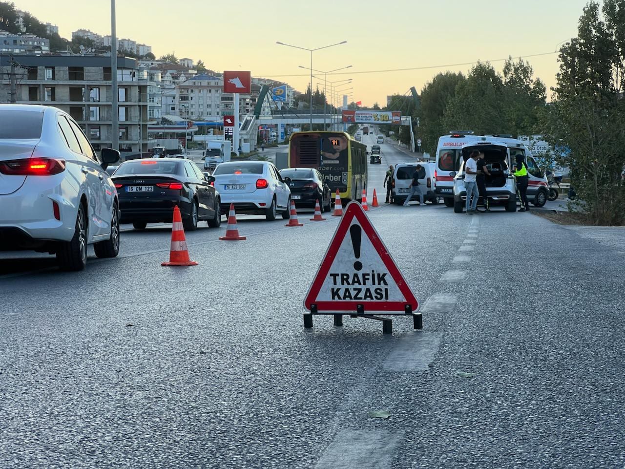 BURSA-MUDANYA YOLU GÜZELYALI GİRİŞ KÖPRÜ MEVKİİNDE MOTOSİKLETİN OTOMOBİLE ARKADAN ÇARPMASI SONUCU MEYDANA GELEN KAZADA 22 YAŞINDAKİ SÜRÜCÜ YARALANDI. YARALI, SAĞLIK EKİPLERİNİN MÜDAHALESİNİN ARDINDAN MUDANYA DEVLET HASTANESİ’NE KALDIRILIRKEN, KAZAYLA İLGİLİ İNCELEME BAŞLATILDI.