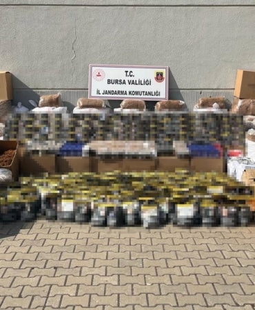 BURSA’DA JANDARMA EKİPLERİNİN KAÇAKÇILIKLA MÜCADELE KAPSAMINDA DÜZENLEDİĞİ OPERASYONDA, PİYASA DEĞERİ YAKLAŞIK 3 MİLYON 200 BİN LİRA OLDUĞU DEĞERLENDİRİLEN ÇOK MİKTARDA KAÇAK TÜTÜN, MAKARON VE SİGARA ELE GEÇİRİLDİ. OPERASYONDA 3 ŞÜPHELİ HAKKINDA ADLİ İŞLEM BAŞLATILDI.