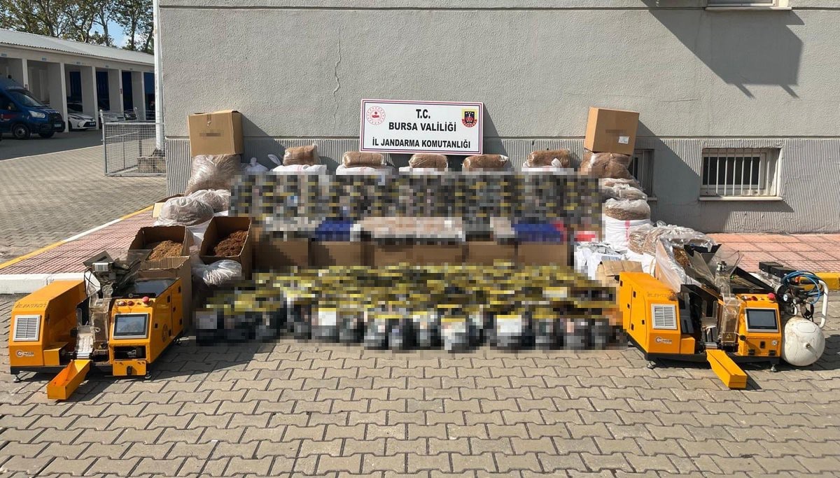 BURSA’DA JANDARMA EKİPLERİNİN KAÇAKÇILIKLA MÜCADELE KAPSAMINDA DÜZENLEDİĞİ OPERASYONDA, PİYASA DEĞERİ YAKLAŞIK 3 MİLYON 200 BİN LİRA OLDUĞU DEĞERLENDİRİLEN ÇOK MİKTARDA KAÇAK TÜTÜN, MAKARON VE SİGARA ELE GEÇİRİLDİ. OPERASYONDA 3 ŞÜPHELİ HAKKINDA ADLİ İŞLEM BAŞLATILDI.
