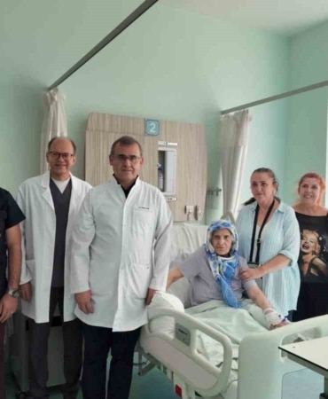 BURSA'DA DAHA ÖNCE İKİ KEZ KALP KAPAK AMELİYATI GEÇİREN VE ÜÇÜNCÜ BİR AÇIK KALP OPERASYONU YÜKSEK RİSK TAŞIYAN 76 YAŞINDAKİ ŞÜKRAN CAN'A, DÜNYADA SINIRLI SAYIDA UYGULANAN TÜRKİYE'DE İLK KEZ UYGULANAN ÖZEL BİR YÖNTEMLE MÜDAHALE EDİLDİ.