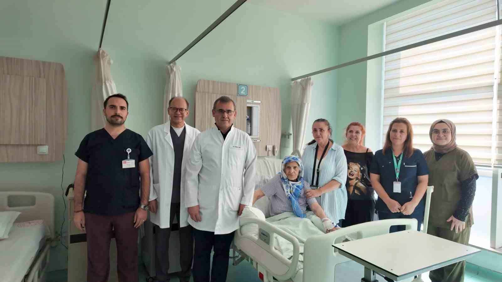 BURSA'DA DAHA ÖNCE İKİ KEZ KALP KAPAK AMELİYATI GEÇİREN VE ÜÇÜNCÜ BİR AÇIK KALP OPERASYONU YÜKSEK RİSK TAŞIYAN 76 YAŞINDAKİ ŞÜKRAN CAN'A, DÜNYADA SINIRLI SAYIDA UYGULANAN TÜRKİYE'DE İLK KEZ UYGULANAN ÖZEL BİR YÖNTEMLE MÜDAHALE EDİLDİ.
