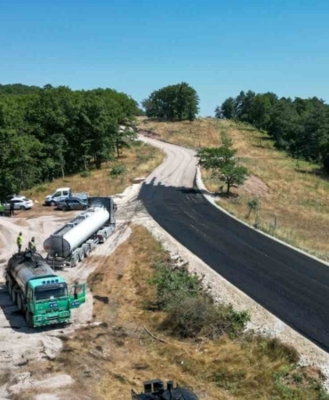 BURSA BÜYÜKŞEHİR BELEDİYESİ, MUSTAFAKEMALPAŞA İLÇESİNDE 10, ORHANELİ İLÇESİNDE 1 VE BÜYÜKORHAN İLÇESİNDE 1 MAHALLE OLMAK ÜZERE TOPLAM 12 MAHALLEYİ KAPSAYAN BÖLGEDE 50 KİLOMETRELİK YOL YENİLEME ÇALIŞMASINI TAMAMLADI.
