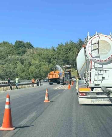 BURSA’DA KARAYOLLARI EKİPLERİNİN ÇALIŞMA YAPTIĞI DÜRDANE RAMPASINDA TRAFİK YOĞUNLUĞU YAŞANIYOR.