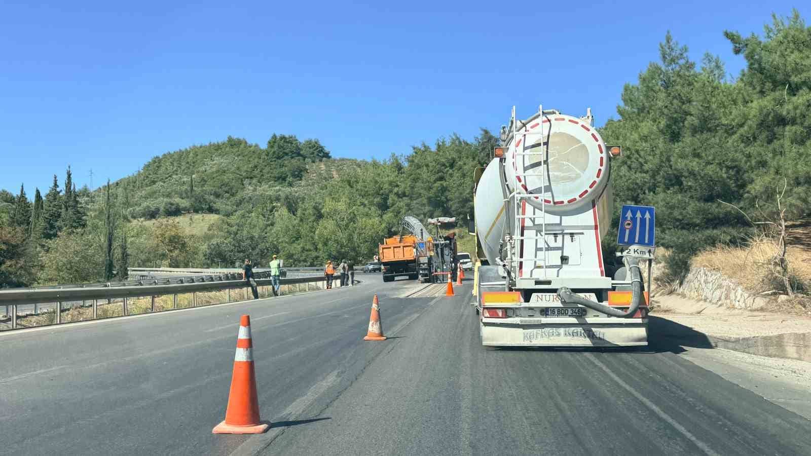 BURSA’DA KARAYOLLARI EKİPLERİNİN ÇALIŞMA YAPTIĞI DÜRDANE RAMPASINDA TRAFİK YOĞUNLUĞU YAŞANIYOR.