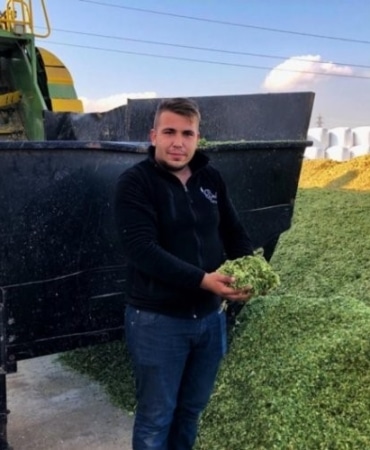 SÜT VE ET HAYVANCILIĞINDA YEM FİYATLARI ARTARKEN, BESİCİLER MALİYETLERİ AZALTMAK İÇİN SLAJLIK YEME VE SAMANA YÖNELDİ. SLAJLIK MISIR VE SAMAN ÜRETİCİLERİ GELEN TALEPLERE CEVAP VERMEK İÇİN GECE GÜNDÜZ ÇALIŞIYOR.