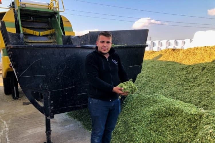SÜT VE ET HAYVANCILIĞINDA YEM FİYATLARI ARTARKEN, BESİCİLER MALİYETLERİ AZALTMAK İÇİN SLAJLIK YEME VE SAMANA YÖNELDİ. SLAJLIK MISIR VE SAMAN ÜRETİCİLERİ GELEN TALEPLERE CEVAP VERMEK İÇİN GECE GÜNDÜZ ÇALIŞIYOR.