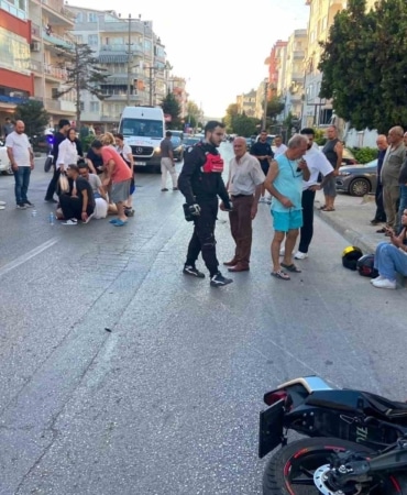 BURSA’NIN MUDANYA İLÇESİNDE MOTOSİKLETİN YAYAYA ÇARPMASI SONUCU MEYDANA GELEN KAZADA, YAYA İLE MOTOSİKLETTE YOLCU OLARAK BULUNAN KİŞİ YARALANDI.
