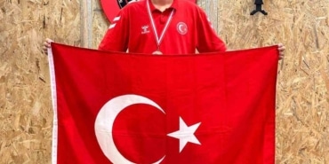 TÜRKİYE DART MİLLİ TAKIMI KADROSUNDA YER ALAN YILDIRIM BELEDİYESPOR KULÜBÜ’NÜN GENÇ SPORCULARI SİDAL NUR ÇOBAN VE TOPRAK ARAS, ULUSLARARASI AVUSTURYA AÇIK DART TURNUVASI’NDA BÜYÜK BAŞARILILARA İMZA ATTI.
