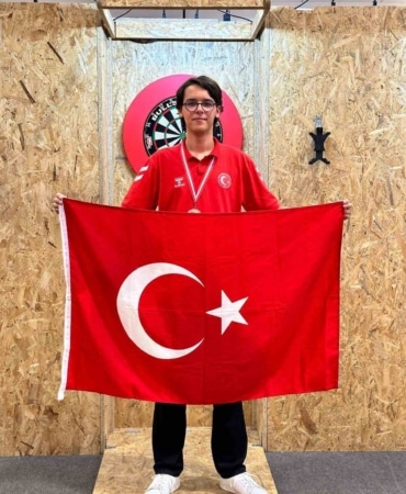 TÜRKİYE DART MİLLİ TAKIMI KADROSUNDA YER ALAN YILDIRIM BELEDİYESPOR KULÜBÜ’NÜN GENÇ SPORCULARI SİDAL NUR ÇOBAN VE TOPRAK ARAS, ULUSLARARASI AVUSTURYA AÇIK DART TURNUVASI’NDA BÜYÜK BAŞARILILARA İMZA ATTI.