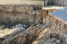 BURSA’DA MÜTAREKE İLKOKULU’NUN HEMEN YANINDA SÜRDÜRÜLEN İNŞAAT ÇALIŞMALARI SIRASINDA YAPILAN KAZI, OKUL BAHÇESİNİN BİR BÖLÜMÜNÜN ÇÖKMESİNE NEDEN OLDU.