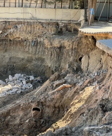 BURSA’DA MÜTAREKE İLKOKULU’NUN HEMEN YANINDA SÜRDÜRÜLEN İNŞAAT ÇALIŞMALARI SIRASINDA YAPILAN KAZI, OKUL BAHÇESİNİN BİR BÖLÜMÜNÜN ÇÖKMESİNE NEDEN OLDU.
