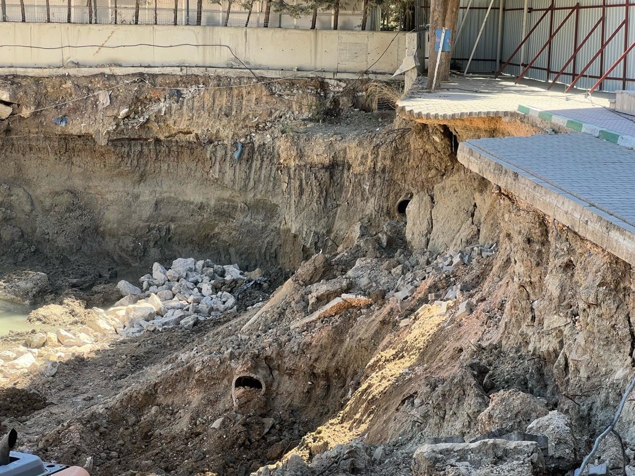 BURSA’DA MÜTAREKE İLKOKULU’NUN HEMEN YANINDA SÜRDÜRÜLEN İNŞAAT ÇALIŞMALARI SIRASINDA YAPILAN KAZI, OKUL BAHÇESİNİN BİR BÖLÜMÜNÜN ÇÖKMESİNE NEDEN OLDU.