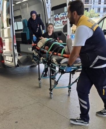 BURSA’NIN İNEGÖL İLÇESİNDE İKİ OTOMOBİLİN ÇARPIŞMASI SONUCU MEYDANA GELEN TRAFİK KAZASINDA 1'İ BEBEK 6 KİŞİ YARALANDI. YARALILAR, OLAY YERİNDEKİ İLK MÜDAHALELERİNİN ARDINDAN İNEGÖL DEVLET HASTANESİ’NE KALDIRILDI.