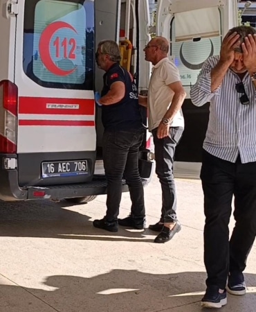 YEĞENİNİ AĞIR YARALI HALDE SEDYE ÜZERİNDE GÖREN AMCA GÜVEN GÖLEN , SAĞLIK EKİPLERİNİN MÜDAHALESİ SIRASINDA BÜYÜK ACI YAŞADI. AMCA, ACİL SERVİS GİRİŞİNDE GÖZYAŞLARINA BOĞULARAK YERE YIĞILDI.