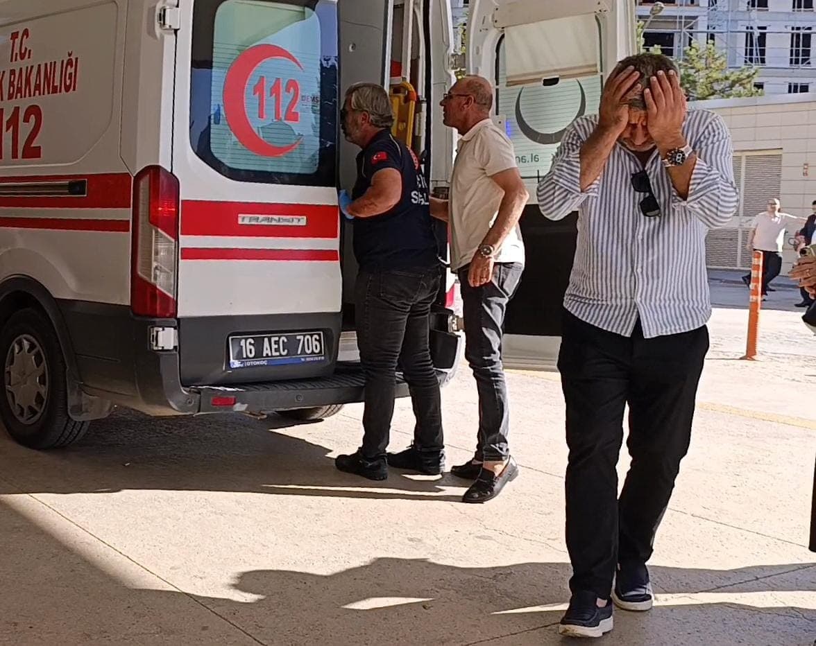 YEĞENİNİ AĞIR YARALI HALDE SEDYE ÜZERİNDE GÖREN AMCA GÜVEN GÖLEN , SAĞLIK EKİPLERİNİN MÜDAHALESİ SIRASINDA BÜYÜK ACI YAŞADI. AMCA, ACİL SERVİS GİRİŞİNDE GÖZYAŞLARINA BOĞULARAK YERE YIĞILDI.