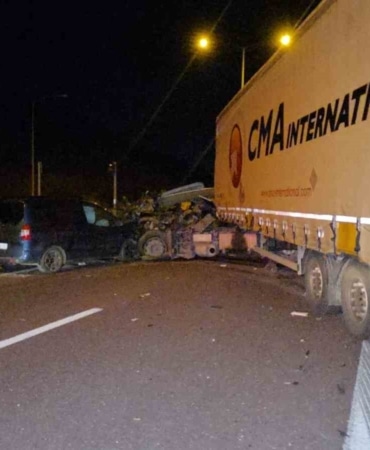 BURSA’NIN ORHANGAZİ İLÇESİNDE GEBZE-ORHANGAZİ-İZMİR OTOYOLU ÜZERİNDE TIR İLE OTOMOBİLİN ÇARPIŞMASI SONUCU MEYDANA GELEN KAZADA 1 KİŞİ HAYATINI KAYBETTİ, 7 KİŞİ YARALANDI. KAZA NEDENİYLE İSTANBUL İSTİKAMETİ TAMAMEN TRAFİĞE KAPATILIRKEN, OTOYOLDA YAKLAŞIK 4 KİLOMETRELİK ARAÇ KUYRUĞU OLUŞTU.