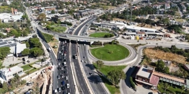 BURSA’DA YAPIMI BİR YILI AŞKIN SÜREDİR DEVAM EDEN MUDANYA YOLU ÜZERİNDEKİ YENİ GEÇİT KÖPRÜSÜ, TAMAMLANAN BÖLÜMLERİYLE 5 ŞERİTLİ OLARAK HİZMETE AÇILDI
