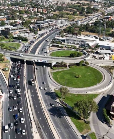 BURSA’DA YAPIMI BİR YILI AŞKIN SÜREDİR DEVAM EDEN MUDANYA YOLU ÜZERİNDEKİ YENİ GEÇİT KÖPRÜSÜ, TAMAMLANAN BÖLÜMLERİYLE 5 ŞERİTLİ OLARAK HİZMETE AÇILDI