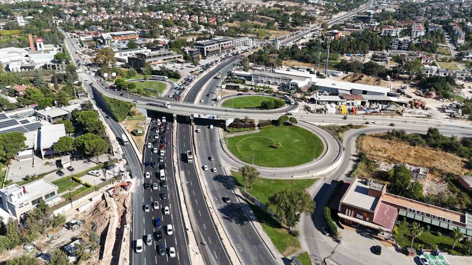 BURSA’DA YAPIMI BİR YILI AŞKIN SÜREDİR DEVAM EDEN MUDANYA YOLU ÜZERİNDEKİ YENİ GEÇİT KÖPRÜSÜ, TAMAMLANAN BÖLÜMLERİYLE 5 ŞERİTLİ OLARAK HİZMETE AÇILDI