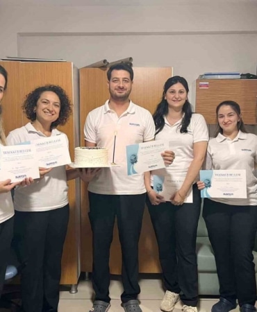 BURTOM SAĞLIK GRUBU, 8 EYLÜL DÜNYA FİZYOTERAPİSTLER GÜNÜ VESİLESİYLE BÜNYESİNDE GÖREV YAPAN FİZYOTERAPİSTLERİ UNUTMADI. BURTOM BÜNYESİNDE DÜZENLENEN KUTLAMADA, HASTALARIN YAŞAM KALİTESİNİ ARTIRMAK VE SAĞLIKLARINA KAVUŞMALARINI SAĞLAMAK ADINA ÖZVERİYLE ÇALIŞAN FİZYOTERAPİSTLERE TEŞEKKÜR BELGELERİ TAKDİM EDİLDİ.