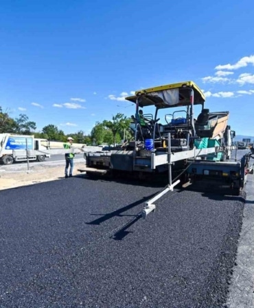 BURSA BÜYÜKŞEHİR BELEDİYESİ, MUDANYA YOLU GEÇİT-BADEMLİ KAVŞAĞI KÖPRÜ VE ŞERİT GENİŞLETME PROJESİNDE SONA YAKLAŞTI. KÖPRÜ YAPIMINI TAMAMLAYAN VE ASFALTLAMA ÇALIŞMASINA BAŞLAYAN BÜYÜKŞEHİR EKİPLERİ, BURSA İSTİKAMETİNİ TRAFİĞE AÇTI. YAKLAŞIK 2,5 KİLOMETRELİK GÜZERGÂH, OKULLARIN AÇILACAĞI 14 EYLÜL PAZARTESİ GÜNÜNDEN ÖNCE ÇİFT YÖNLÜ OLARAK ARAÇ GEÇİŞİNE TAMAMEN HAZIR HALE GETİRİLECEK.