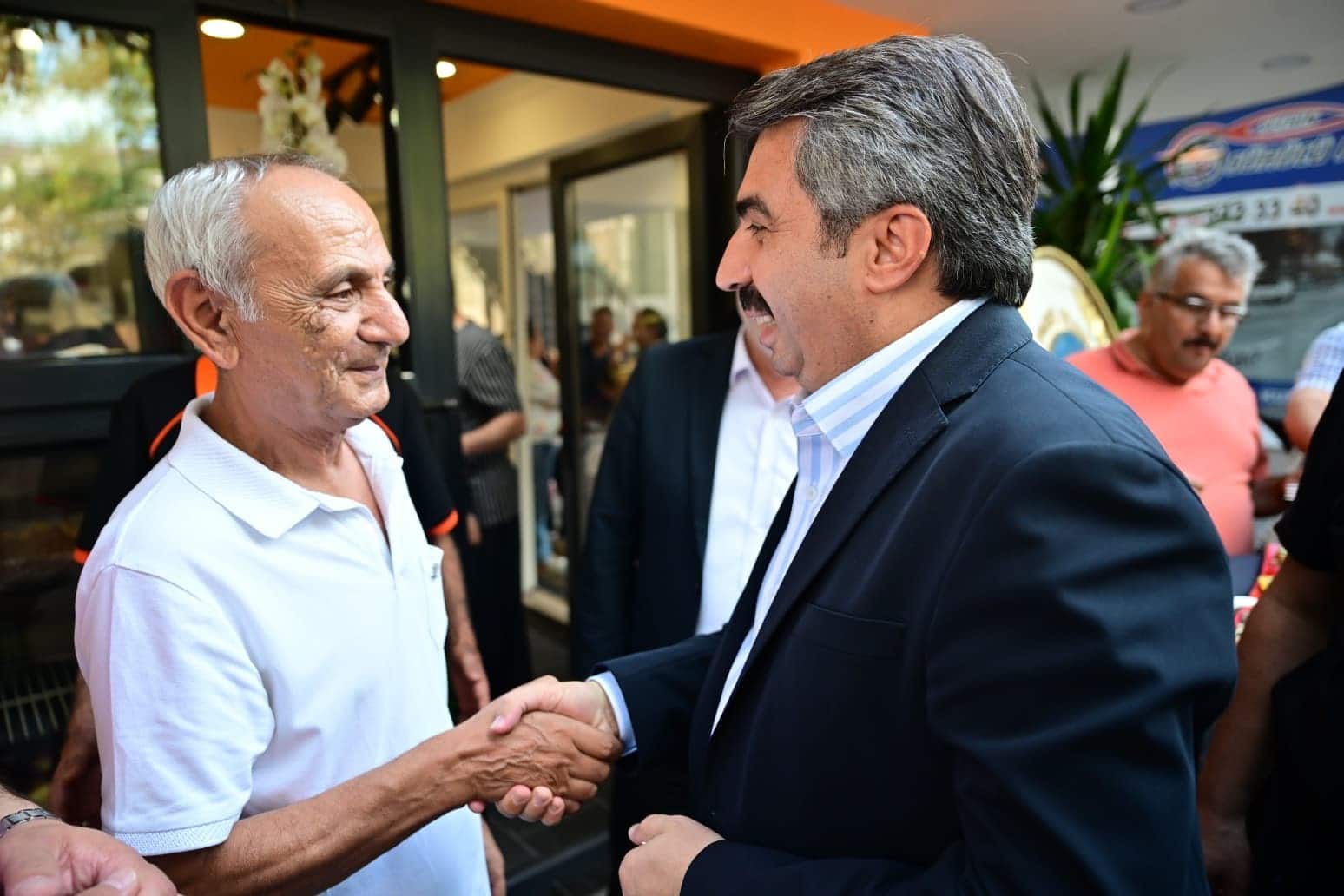 YILDIRIM BELEDİYE BAŞKANI OKTAY YILMAZ, KURTULUŞ CADDESİ’Nİ ZİYARET EDEREK ESNAFLA BİR ARAYA GELDİ.