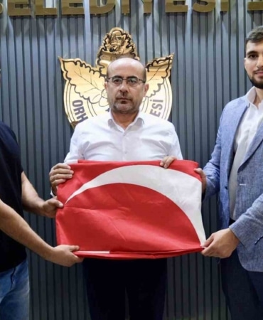 SOSYAL MEDYADA BU ANLAMLI DAVRANIŞI DUYAN ORHANELİ BELEDİYE BAŞKANI ALİ OSMAN TAYIR DAĞCI GENÇLERİ ORHANELİ BELEDİYESİ'NE DAVET EDEREK ASTIKLARI BAYRAĞIN BİRAZ KÜÇÜK OLDUĞUNU VE AYNI YERE ASMALARI İÇİN DEV TÜRK BAYRAĞINI TESLİM ETTİ.