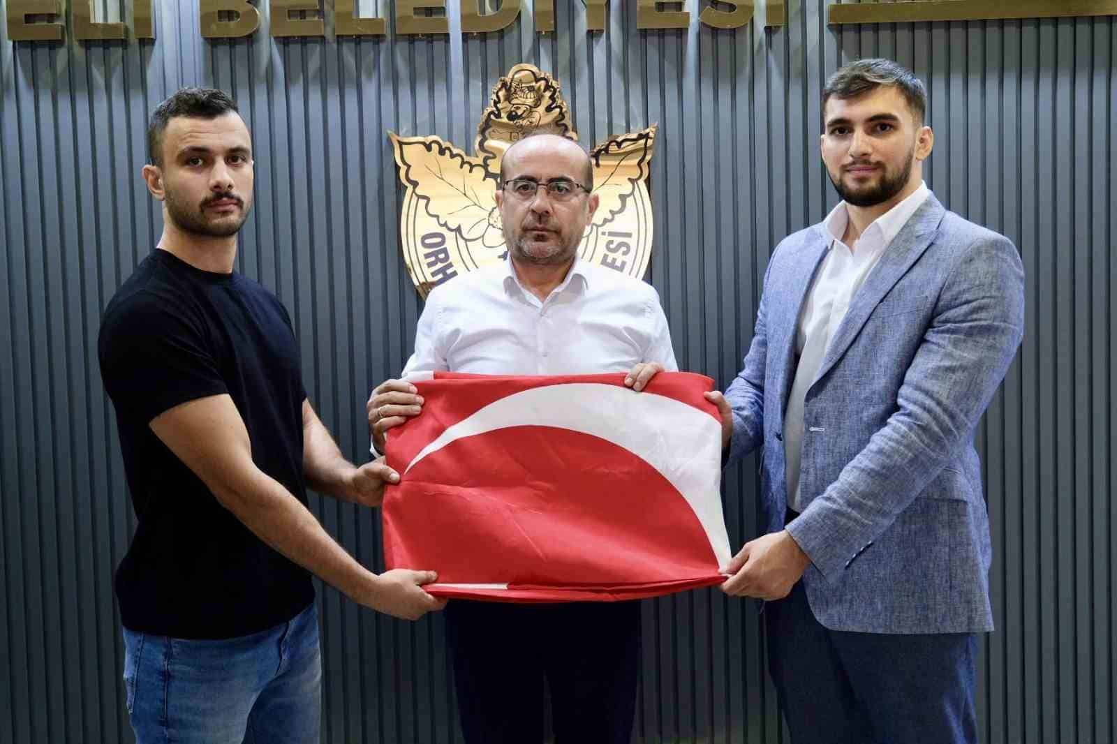 SOSYAL MEDYADA BU ANLAMLI DAVRANIŞI DUYAN ORHANELİ BELEDİYE BAŞKANI ALİ OSMAN TAYIR DAĞCI GENÇLERİ ORHANELİ BELEDİYESİ'NE DAVET EDEREK ASTIKLARI BAYRAĞIN BİRAZ KÜÇÜK OLDUĞUNU VE AYNI YERE ASMALARI İÇİN DEV TÜRK BAYRAĞINI TESLİM ETTİ.
