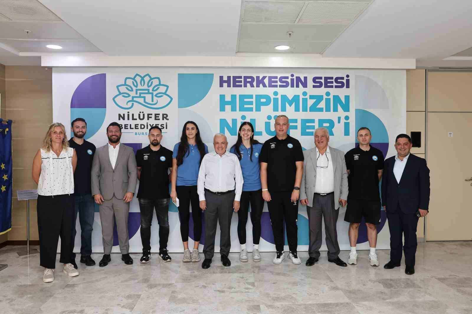 NİLÜFER BELEDİYE BAŞKANI ŞADİ ÖZDEMİR, NİLÜFER BELEDİYESPOR EKER VOLEYBOL TAKIMI’NDA YER ALAN VE MİLLİ BAŞARILARA İMZA ATAN SPORCULARI VE TEKNİK EKİBİ AĞIRLADI. SPORCULARI TEBRİK EDEN BAŞKAN ŞADİ ÖZDEMİR, "GENÇLERİ HAYATA HAZIRLAMAK VE SPORCU KÜLTÜRÜN OLUŞMASINA KATKI SAĞLAMAK İSTİYORUZ. ONLARI HER ZAMAN DAHA İYİ YERLERDE GÖRMEYİ UMUYORUZ" DEDİ.