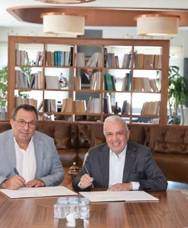 NİLÜFER BELEDİYESİ VE NOSAB, "GELECEĞİN LİDERLERİ: YEREL KALKINMA İÇİN AKTİF YURTTAŞLIK, YETKİNLİK VE AĞ GELİŞTİRME" PROGRAMI KAPSAMINDA İŞ BİRLİĞİ PROTOKOLÜ İMZALADI. ÜNİVERSİTE ÖĞRENCİLERİNİN İŞ HAYATINA VE TOPLUM YAŞAMINA DONANIMLI HAZIRLANMASINI SAĞLAMAK AMACIYLA HAYATA GEÇİRİLEN PROJE İLE GENÇLER; MENTÖRLÜKTEN SOSYAL BECERİ EĞİTİMLERİNE, SİVİL TOPLUM ÇALIŞMALARINDAN PROJE GELİŞTİRMEYE KADAR KAPSAMLI BİR EĞİTİM ALACAK VE PROFESYONELLERİN DENEYİMLERİNDEN FAYDALANACAK.